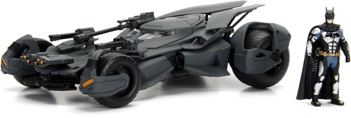 17 JUSTICE LEAGUE 1:24 BATMOBILE W/  BATMAN